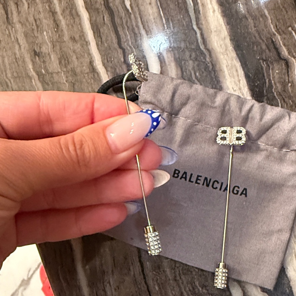 BALENCIAGA
Pin BB Crystal-Embellished Earrings like NEW - Picture 13 of 17